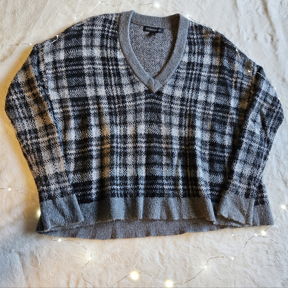 Banana Republic Plaid Gray V-Neck Knit Sweater